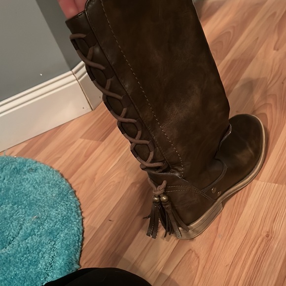 Boots they are worn and they are still in good condition - Picture 2 of 5